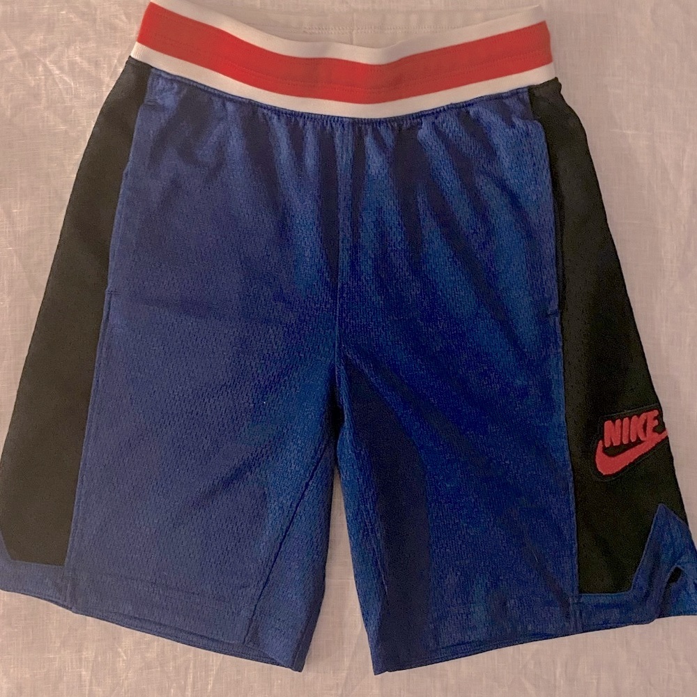 Boys Nike medium basketball shorts